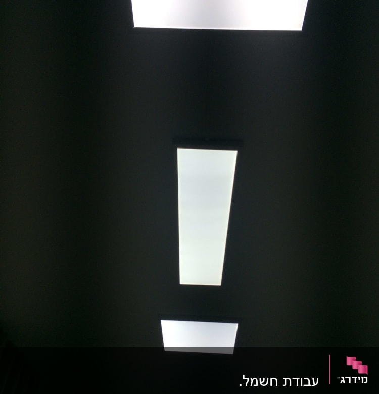 תאורת תקרה מלבנית ומרובעת בחדר חשוך